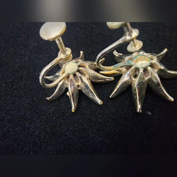 SE16 Gold and Pink Color Floral Screw-on Earrings For No Pierced Ears - Picture 8 of 8